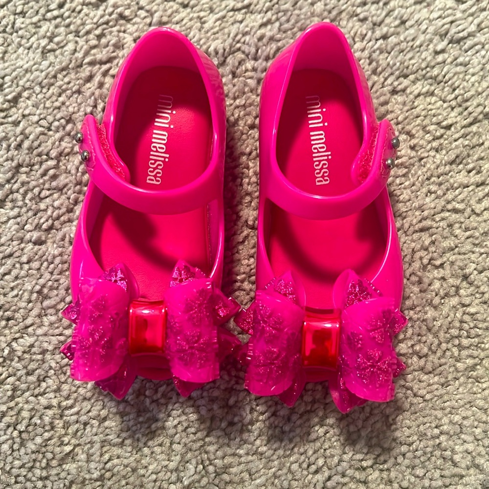 Mini Melissa little girl. Hot pink color size us 6 eur21 very good condition.